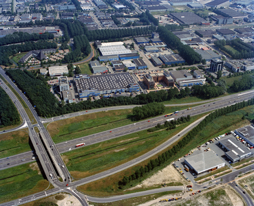 844630 Luchtfoto van een gedeelte van het bedrijventerrein Lage Weide te Utrecht, uit het zuidwesten. Op de voorgrond ...